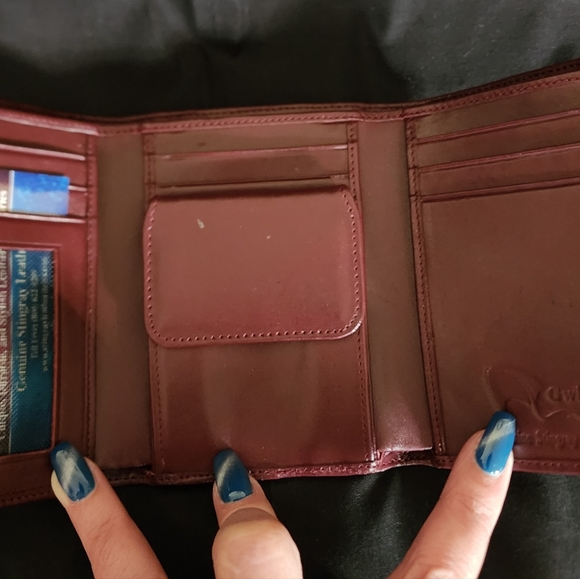 Perfect Trifold Stingray Womans Wallet NWOT - Picture 3 of 7